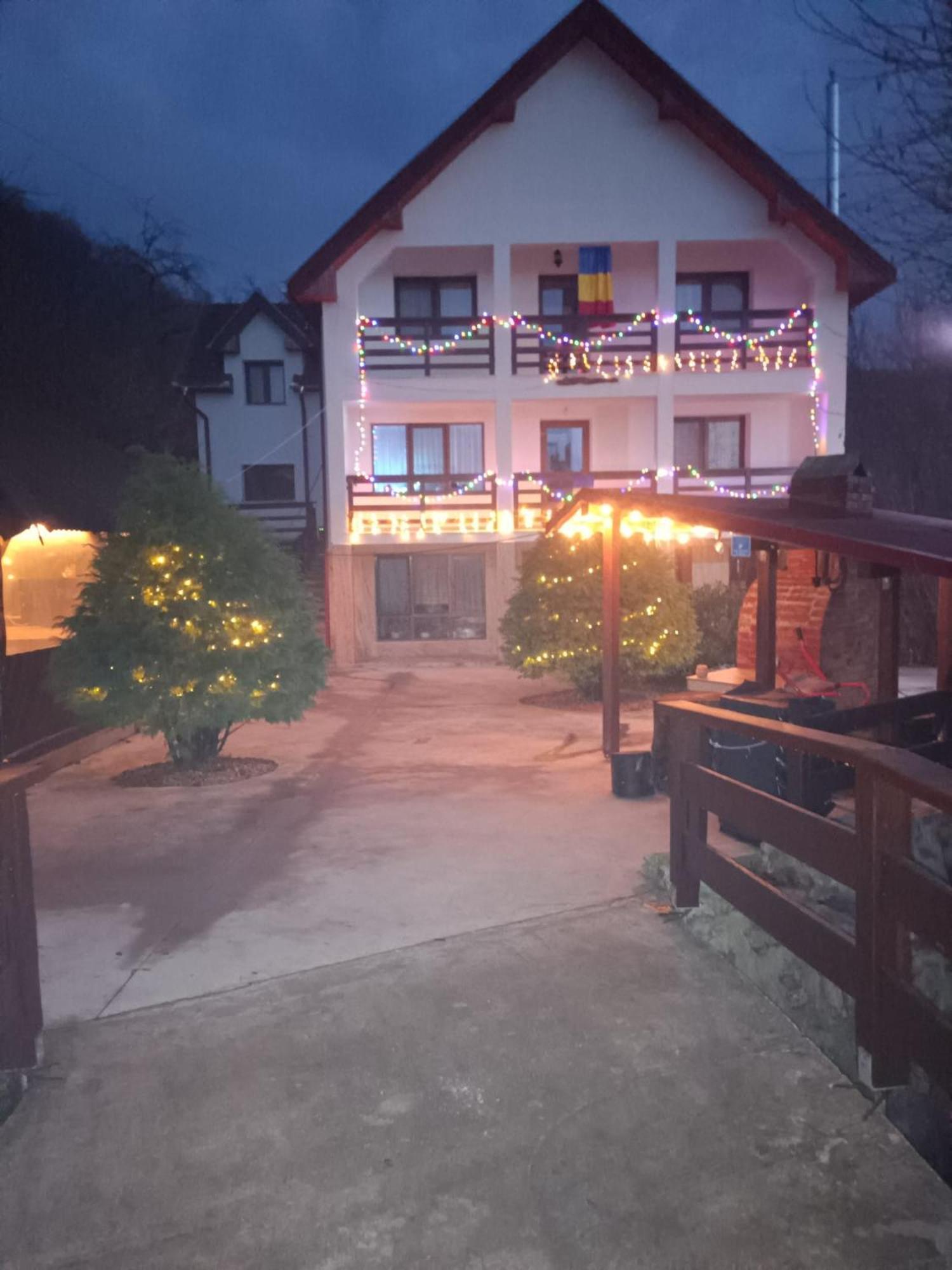 Pensiunea Valea Toplitei Rosia Luaran gambar